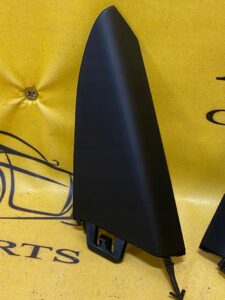 TRÓJKĄT OSŁONA SŁUPKA PRAWA DACIA DUSTER II 17-