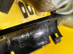 OSŁONA PROWADNICY PASA MERCEDES A KLASA W177