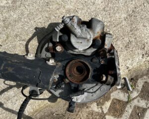 NOGA ZWROTNICA AMORTYZATOR PRZÓD LEWY PEUGEOT 3008 II 5008 II 1.5 BLUE HDI