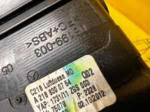 KRATKA NAWIEWU ŚRODKOWA DEKOR DESKI KONSOLI ZEGAREK MERCEDES CLS W218 EU