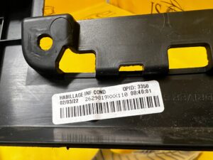 OSŁONA PANEL DESKI KOKPITU LEWA SCHOWEK KIEROWCY DACIA JOGGER SANDERO III