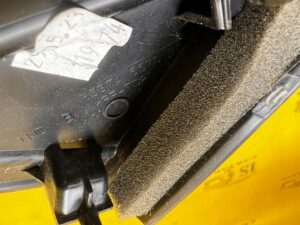 OSŁONA ZAŚLEPKA TRÓJKĄT BŁOTNIKA PRZÓD PRAWY DACIA SANDERO III