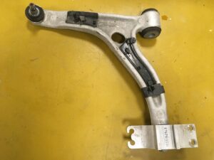 LEWY PRZEDNI WAHACZ TULEJE SWORZEŃ INFINITI Q30