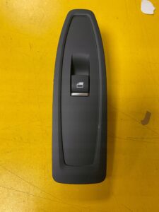 PRAWY PRZEŁĄCZNIK SZYB PRZÓD BMW F20 F21 F22 F23