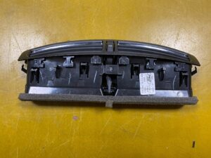 ŚRODKOWA KRATKA NAWIEWU FORD KUGA MK2 AM51R01815A