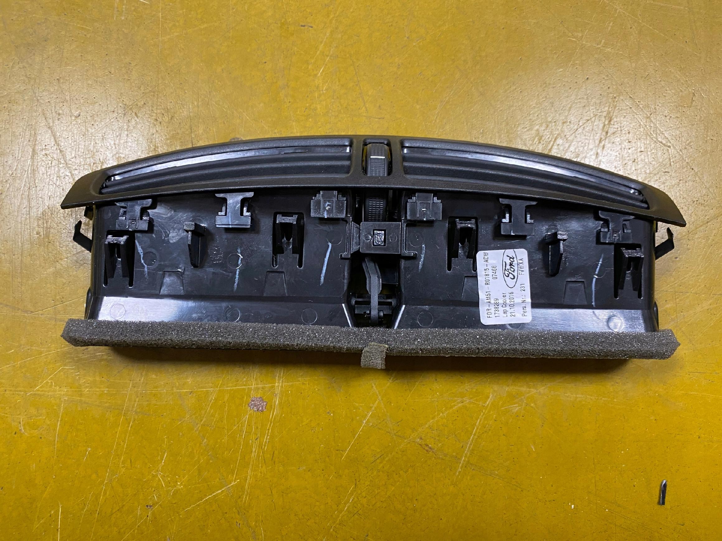 ŚRODKOWA KRATKA NAWIEWU FORD KUGA MK2 AM51R01815A