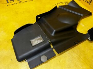 OSŁONA WYGŁUSZENIE DOLNA KONSOLI DESKI PRAWA CHEVROLET CORVETTE C5 97-04