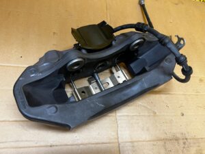 ZACISK HAMULCOWY PRZÓD LEWY BREMBO LAND ROVER DISCOVERY V L462