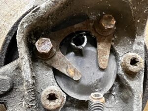 ZWROTNICA PIASTA TARCZA WAHACZE PRZÓD LEWA LEWY JAGUAR XJ X351 3.0D RWD