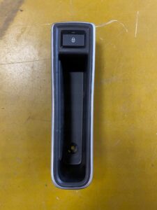 PRZYCISK ZAMYKANIA DRZWI PRAWY JAGUAR XF X260