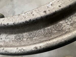 WAHACZ GÓRNY PRZÓD LEWY MERCEDES C-KLASA W206
