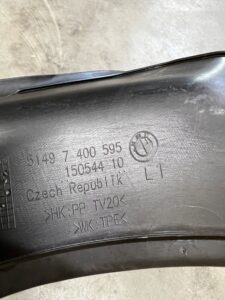 OSŁONA WNĘKI KLAPY BAGAŻNIKA RYNIENKA LEWA BMW 5 G30 M5 F90