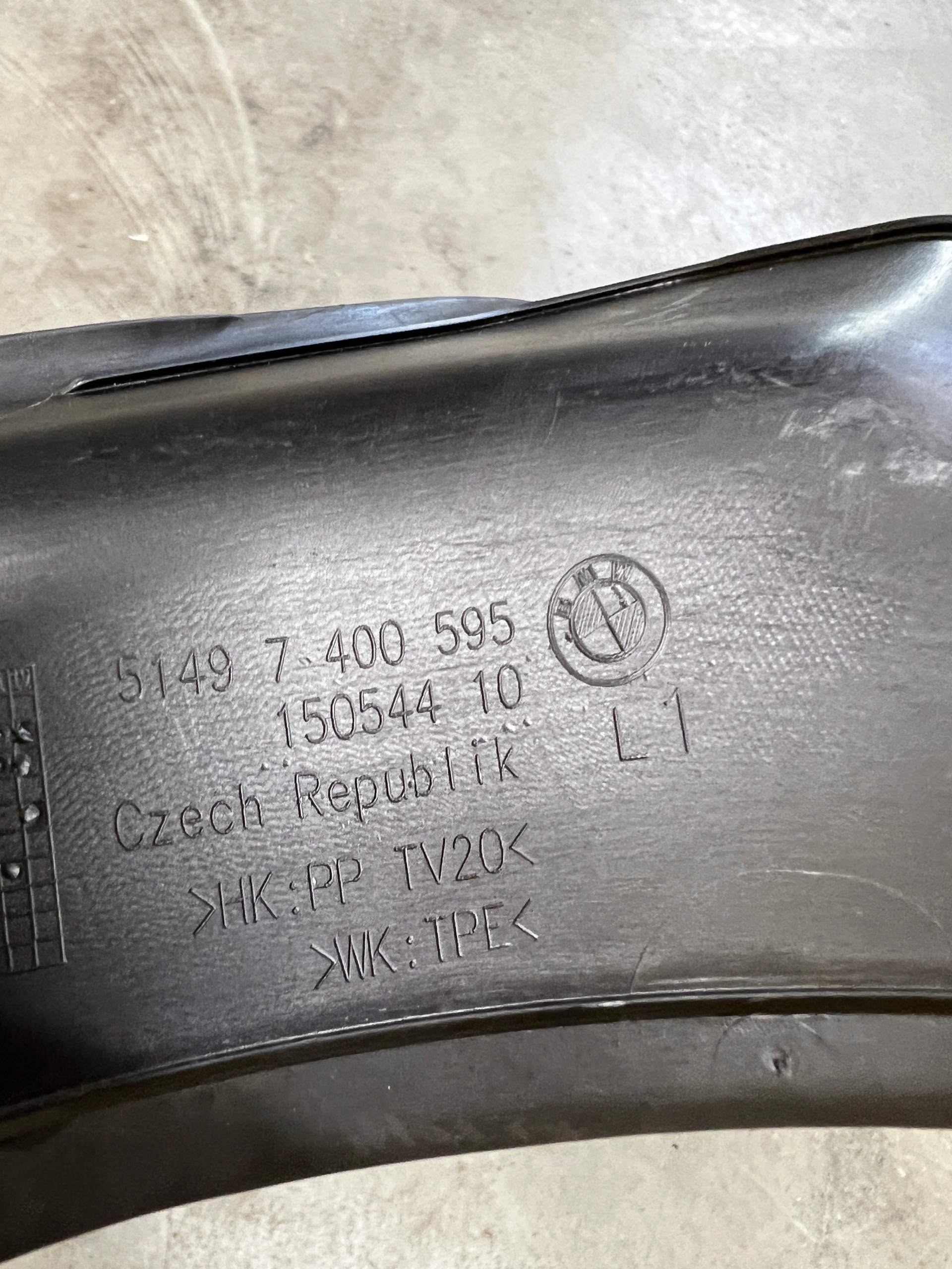 OSŁONA WNĘKI KLAPY BAGAŻNIKA RYNIENKA LEWA BMW 5 G30 M5 F90