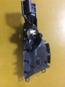 WEWNĘTRZNA KLAMKA DRZWI PRAW MERCEDES INFINITI Q30