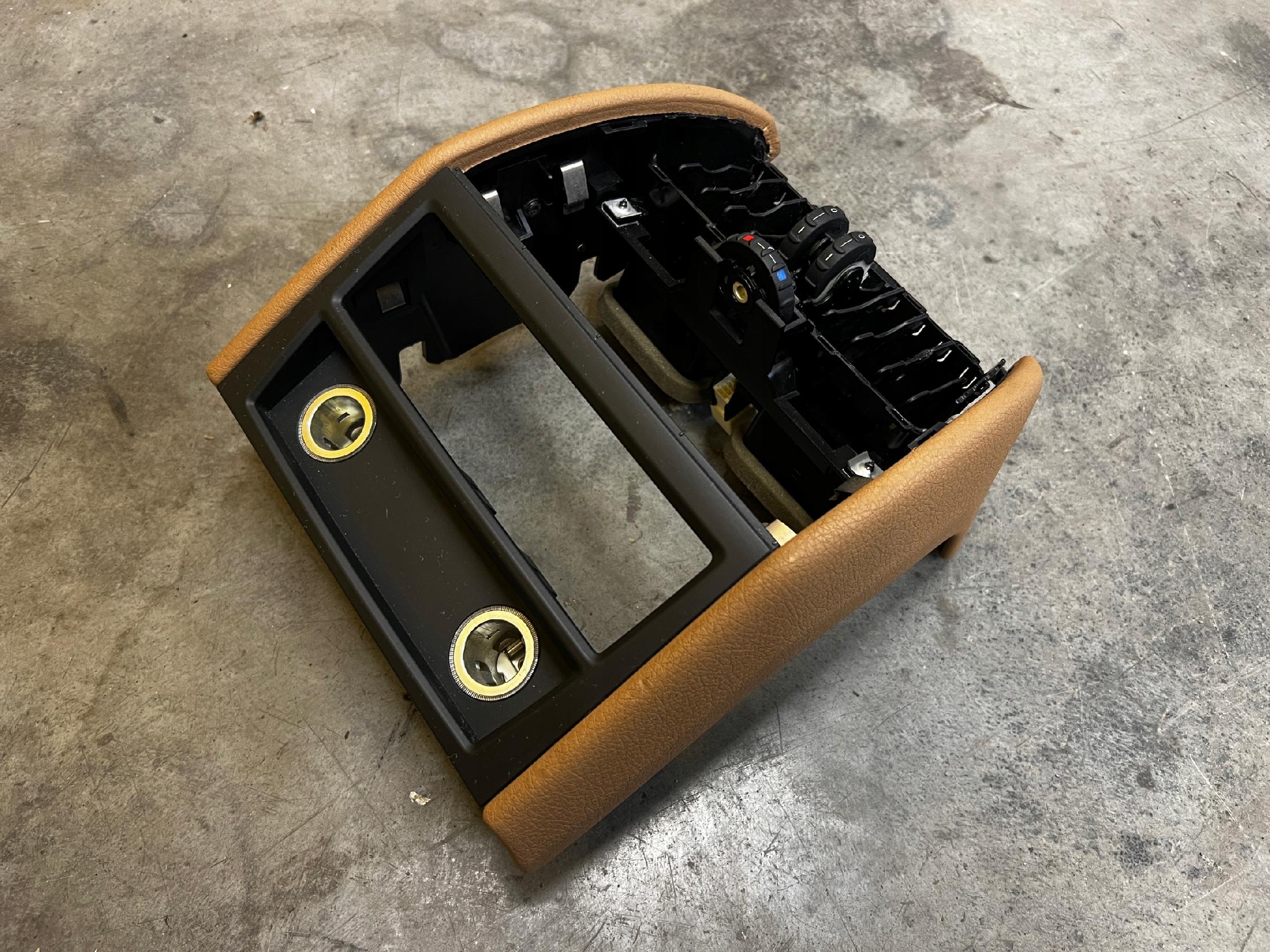 OSŁONA TUNELU ŚRODKOWEGO TYŁ KRATKA NAWIEWU BMW 7 F01 F02 EU