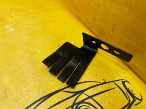 UCHWYT OSŁONY TERMICZNEJ AKUMULATORA CHEVROLET CORVETTE C5 97-04