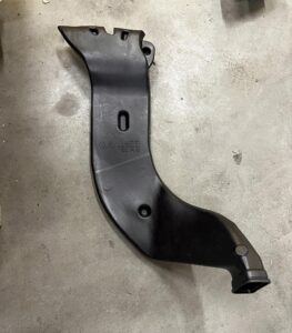 NAWIEW KANAŁ POWIETRZA PRAWY VOLKSWAGEN GOLF VIII HB