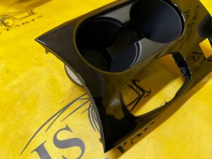 PANEL DEKOR ŚRODKOWY UCHWYT NA KUBKI NAPOJE CUPHOLDER INFINITI Q30