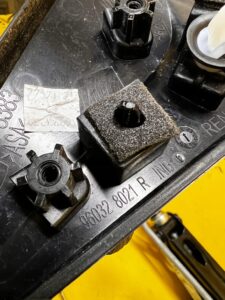 TRÓJKĄT OSŁONA KLAPY BAGAŻNIKA TYŁ PRAWY DACIA SANDERO III STEPWAY 2023R