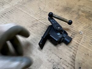 CZUJNIK POZIOMOWANIA ŚWIATEŁ PRZÓD LEWY PORSCHE PANAMERA 970 I LIFT