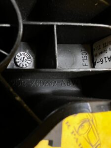 OSŁONA ZAŚLEPKA MOCOWANIA PASA BEZPIECZEŃSTWA PRZÓD PRAWY FORD BRONCO 21-