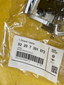 ZESTAW NAPRAWCZY SCHOWKA KANAPY TYŁ CHROM BMW 7 G11 NOWY OEM