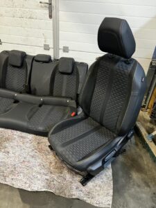 FOTELE KOMPLET WNĘTRZE BOCZKI FOTEL KANAPA PEUGEOT 2008 II P24