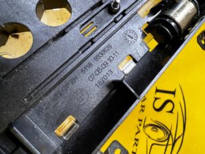 RAMKA OSŁONA UCHWYTU NA KUBKI TUNELU BMW 5 G30