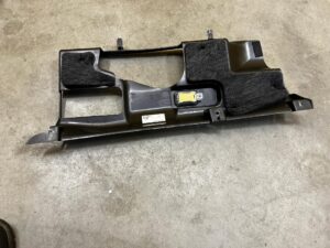 OSŁONA MASKOWNICA DOLNA KONSOLI DESKI LAND ROVER DISCOVERY 5 V L462 LHD