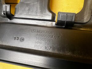 OSŁONA ZAŚLEPKA DOLNA DESKI KONSOLI PRAWA MERCEDES GL X166