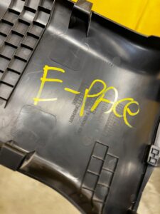 OSŁONA POSZYCIE SŁUPKA ŚRODKOWEGO B LEWA LEWE JAGUAR E-PACE X540