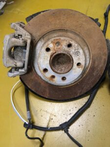 ZWROTNICA PIASTA TARCZA ZACISK TYŁ PEUGEOT 3008 II