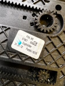 SCHOWEK UCHWYT NA KUBKI CUPHOLDER DESKI KONSOLI PEUGEOT 508 I