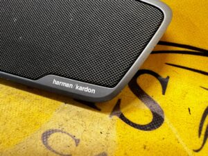 OSŁONA BLENDA GŁOŚNIKA TYLNEJ PÓŁKI LEWA HARMAN KARDON BMW 5 G30