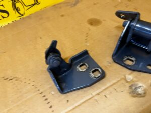 KPL ZAWIASY DRZWI PRZÓD PRAWY FORD BRONCO 21- AZURE GREY PEARL