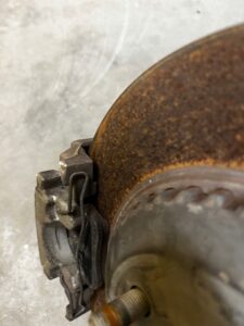 ZWROTNICA PIASTA ZACISK TYŁ TYLNA LEWY LEWA RANGE ROVER EVOQUE II L551