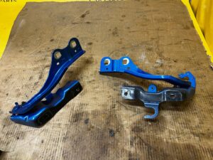 ZAWIASY MASKI POKRYWY SILNIKA FORD BRONCO 21- VELOCITY BLUE PEARL METALLIC