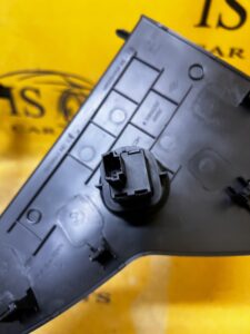 OSŁONA BOCZEK KONSOLI PRAWA DACIA SANDERO III 2023R