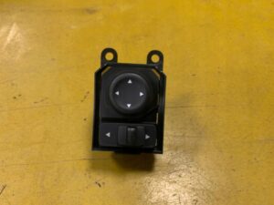 PRZYCISKI STEROWANIA LUSTEREKI NISSAN NV200