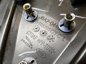 OSŁONA ZAŚLEPKA KONSOLI DESKI LEWA RANGE ROVER VELAR L560