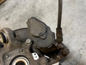 ZWROTNICA ZAWIESZENIE ZACISK TYŁ LEWY MERCEDES C-KLASA W206 2WD RWD