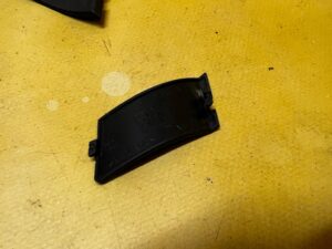 ZAŚLEPKA OSŁONA KLAMKI WEWNĘTRZNEJ TYŁ LEWY LAND ROVER DISCOVERY 5 V L462