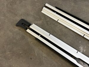 KOMPLET SZYNY PROWADNICE PODŁOGI BAGAŻNIKA PEUGEOT 508 I KOMBI SW