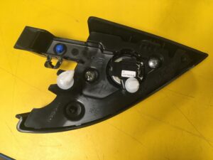 PRAWY TRÓJKĄT OSŁONA LUSTERKA GŁOŚNIK INFINITI Q30