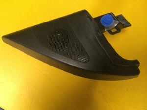 PRAWY TRÓJKĄT OSŁONA LUSTERKA GŁOŚNIK INFINITI Q30