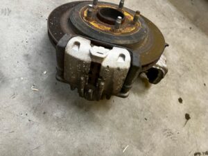 ZWROTNICA TARCZA ZACISK PIASTA TYŁ LEWY CHEVROLET CORVETTE C5 97-04