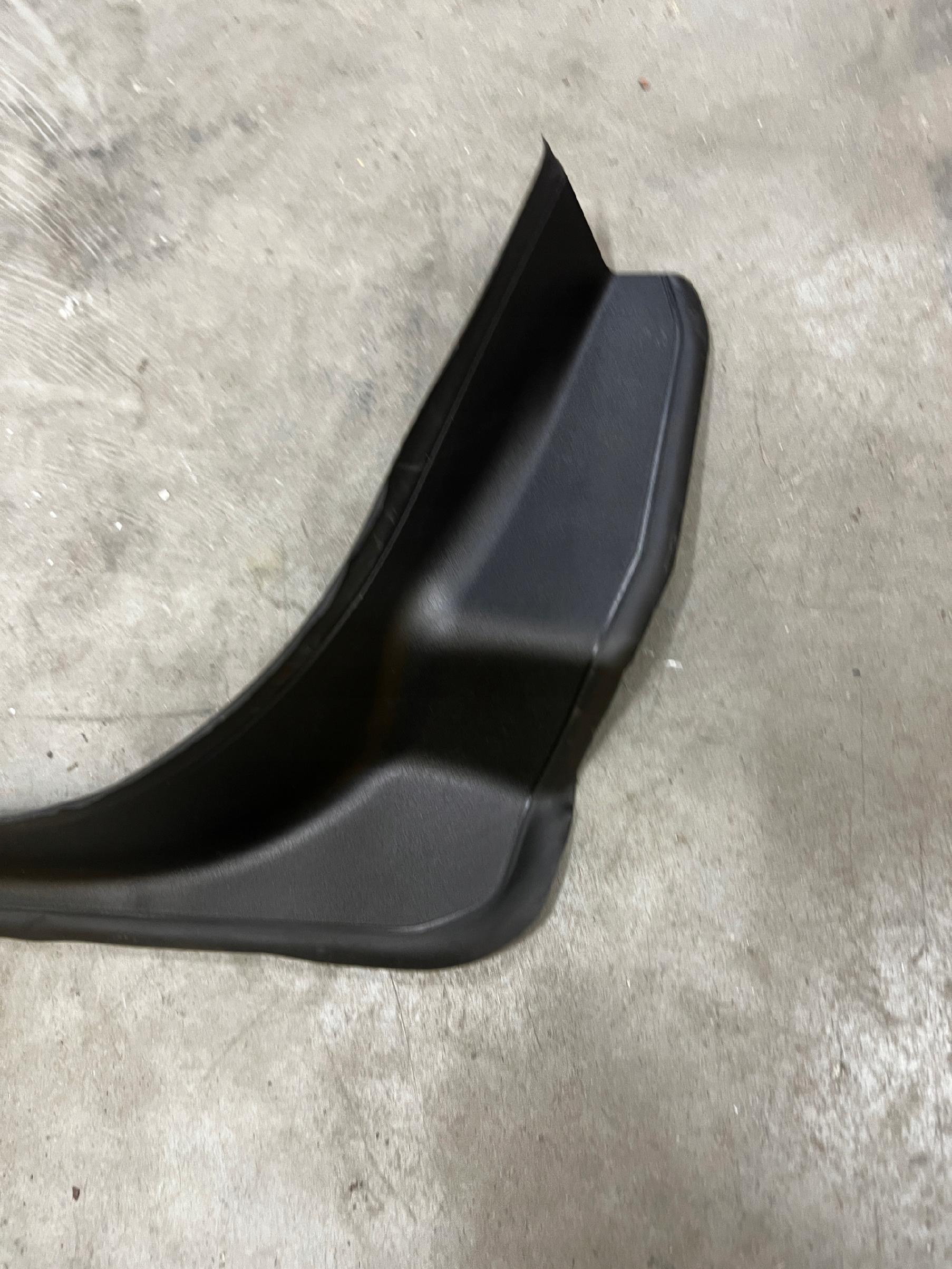 OSŁONA WNĘKI KLAPY BAGAŻNIKA RYNIENKA LEWA BMW 5 G30 M5 F90