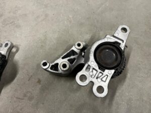 ŁAPA PODUSZKA SILNIKA RENAULT TALISMAN NISSAN X-TRAIL T32 1.6 DCI