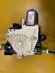 MECHANIZM NAPĘD ROLETY BAGAŻNIKA AUDI Q7 4M