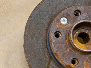 ZWROTNICA TARCZA ZACISK PRZÓD PRAWY DACIA DUSTER II 2